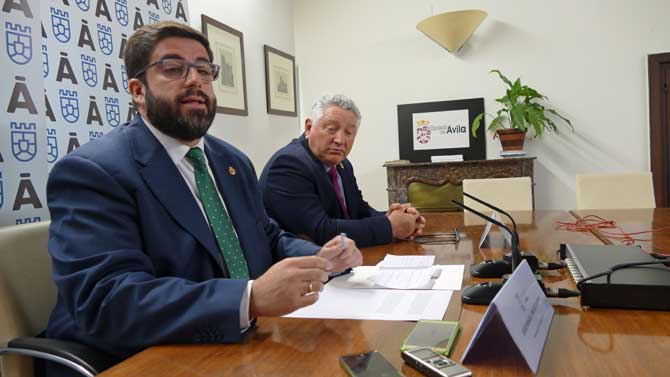Presidente y vicepresidente tercero presentas ayudas que convocará la Diputación.
