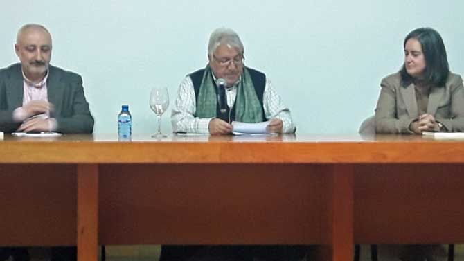 Alejandro Pèrez, entre Cristóbal Medina y Sonsoles Sánchez-Reyes, en la presentación del libro.