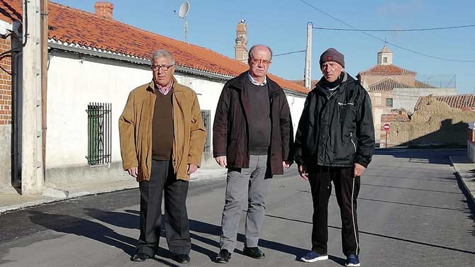 Alcalde de Hernansancho,  Luicano Arroyo;  Jesus Caro; y Feliciano Martin, concejal de Obras.