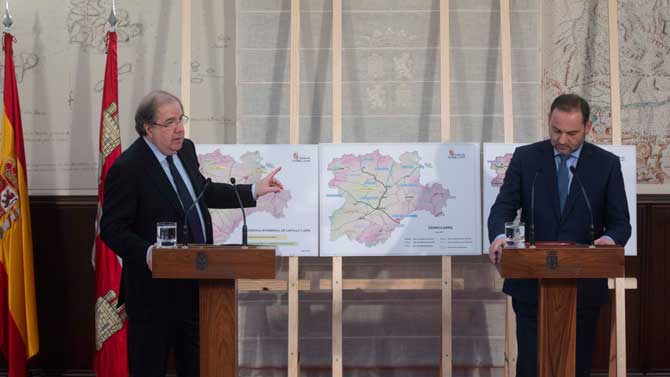 El presidente de la Junta, Juan Vicente Herrera, y el ministro de Fomento, José Luis Ábalos.