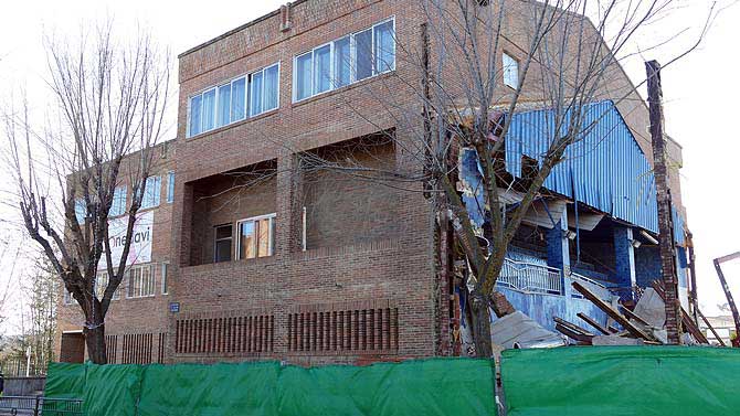 Edificio anexo a la piscina derribada.