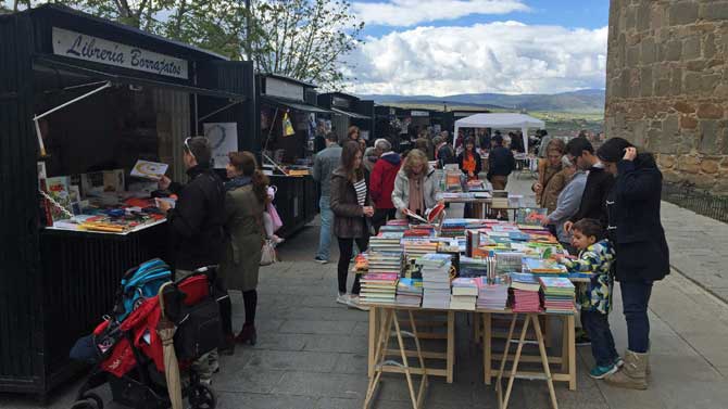 Feria del Libro en el Paseo del Rastro.