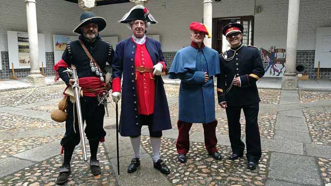 Exhibición de antiguos uniformes en el Museo de Intendencia.