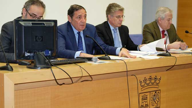 El consejero de Sanidad presenta los datos de listas de espera.