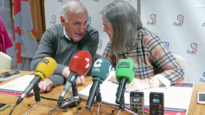 El fil&oacute;sofo Manuel Paz Marcos presenta las jornadas junto a Sonsoles S&aacute;nchez-Reyes.