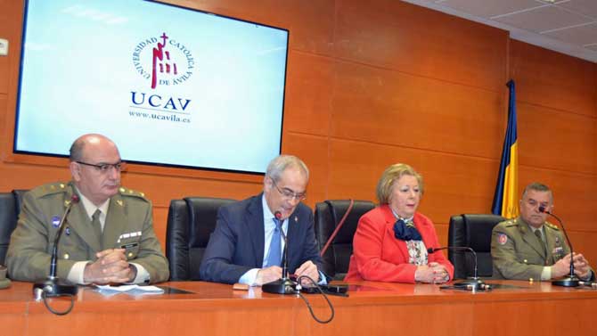 José Bleda, subdelegado de Defensa accidental; Javier José Guío, director de la Cátedra de Cultura de Defensa; Dolores Ruíz Ayúcar, presidenta de la Fundación Ávila; y Joaquín Pedro Mart&iacut