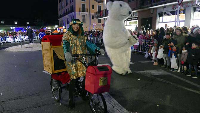 Una cartera en bicicleta en la Cabalgata de Reyes