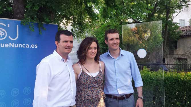 Isabel Díaz Ayuso entre el alcalde de Sotillo, Juan Pablo Martín, y Pablo Casado.
