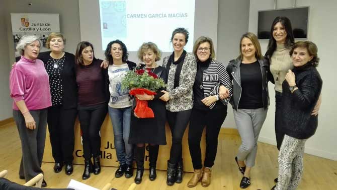 La doctora García Macías con las integrantes de Tan Alta como un Ciprés.