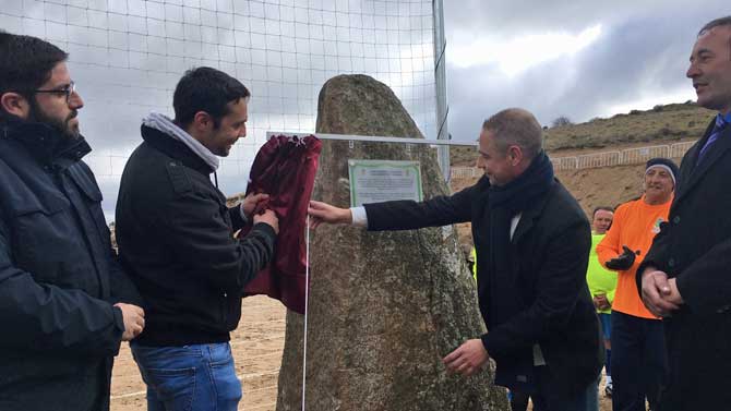 El árbitro internacional Juan Carlos Yuste descubre la placa con su nombre en San Juan de la Nava.