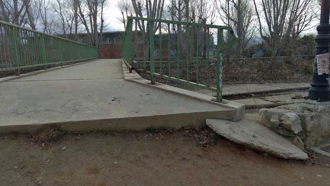 Puente en el parque Juan de Yepes, detrás del Afolfo Suárez.