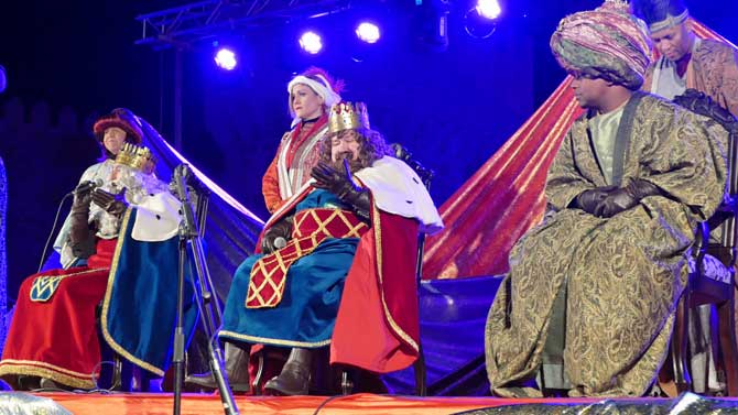 Los Reyes Magos se dirigen a los niños en el Mercado Grande.