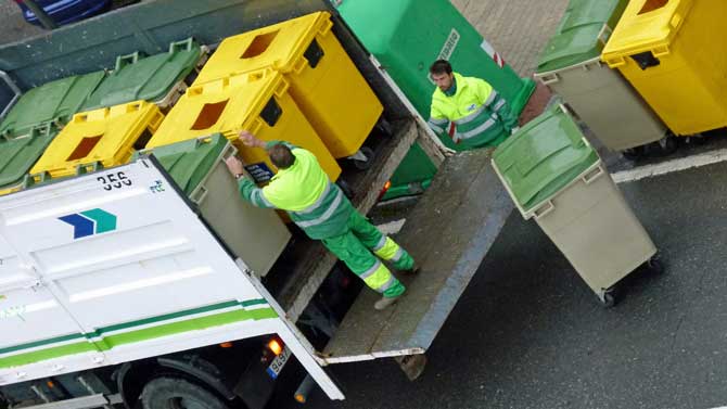 Colocación de contenedores en una calle de Ávila.