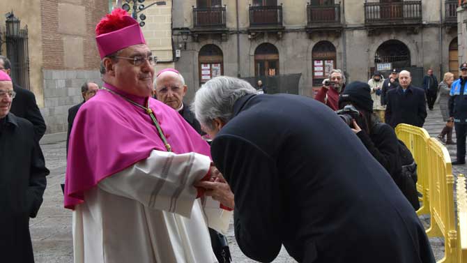 El alcalde saluda al obispo el día de su ordenación.