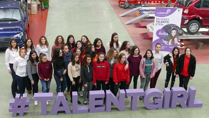 Participantes en el programa ‘Stem Talent Girl’ con la consejera de Familia en Cesvimap.