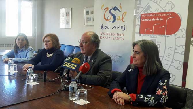 Sonsoles Sánchez-Reyes (derecha) en una rueda de prensa de la USAL.