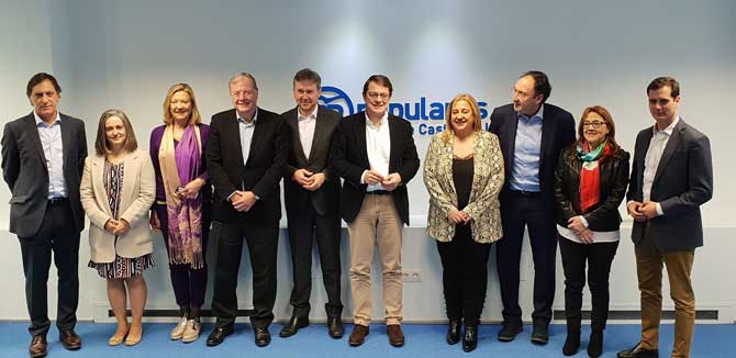 Mañueco con los candidatos del PP de Castilla y León.