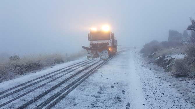 Quitanieves en la carretera AV-616, en Narrillos del Rebollar.