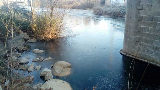 El río Adaja helado en la mañana del viernes en Ávila.