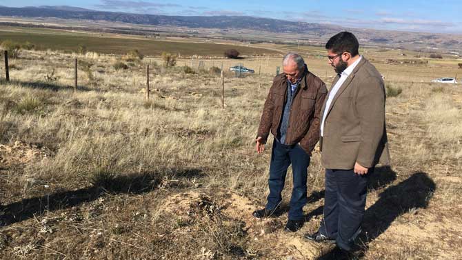 Francisco López, alcalde de Gemuño, junto a Jesús Manuel Sánchez Cabrera.