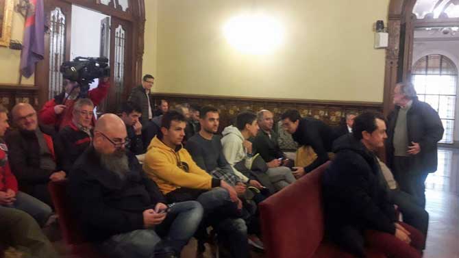 Varios bomberos en el pleno municipal de enero.