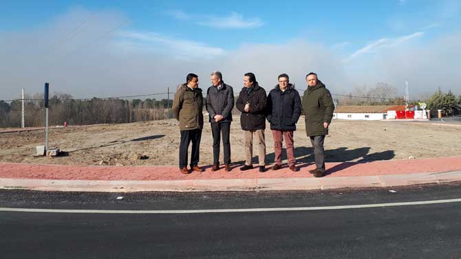 Visita a la rotonda en la carretera AV-804 a la altura de la urbanixaci&oacute;n Parraces.