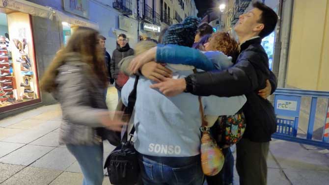 J&oacute;venes de JOC reparten abrazos por la calle.