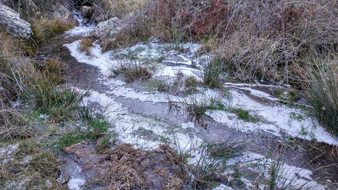 Hielo en un arroyo de Ávila.