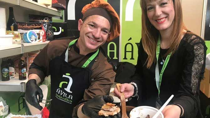 Tosta de cordero lechal de Carnes Barbero y estofado de Carne de Ávila a la brasa y en puchero a la leña del restaurante Los Canteros.