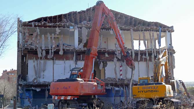 Derribo del edificio anexo a la antigua piscina.