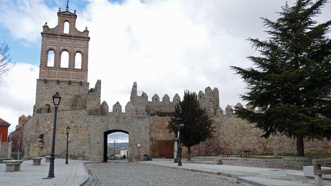 Espadaña y puerta del Carmen, desde la plaza Concepción Arenal.