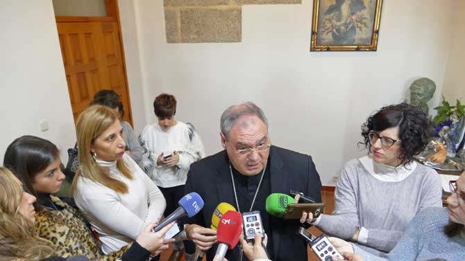 Gil Tamayo ante los periodistas.