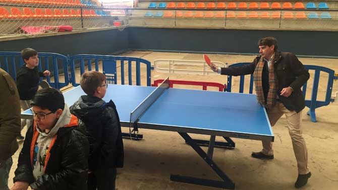El alcalde de Arenas en la feria Juvelandia.