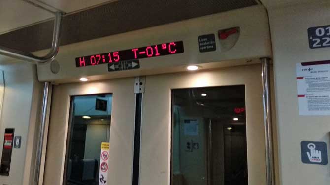 El termómetro del tren Ávila-Valladolid marca un grado bajo cero.