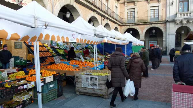 Mercado de frutas y verduras en el Mercado Chico.