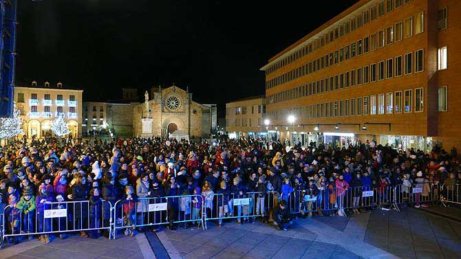El p&uacute;blico ante los Reyes Magos en el Mercado Grande.