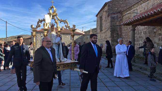 Procesión en la fiesta patronal de Mengamuñoz.