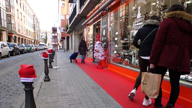 Calle de Ávila adornada por Navidad.