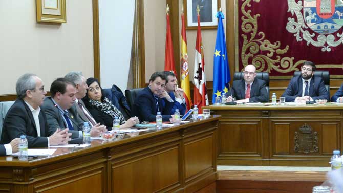 García Tiemblo (izquierda) interviene en el pleno de enero de la Diputación.