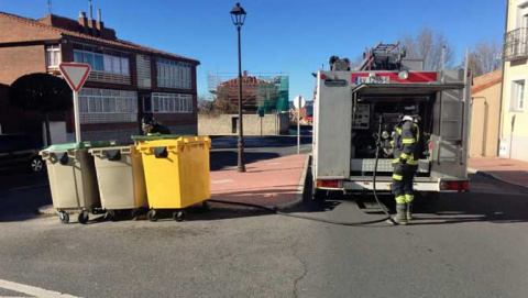 Los bomberos apagan un contenedor en la calle Cozuelo.