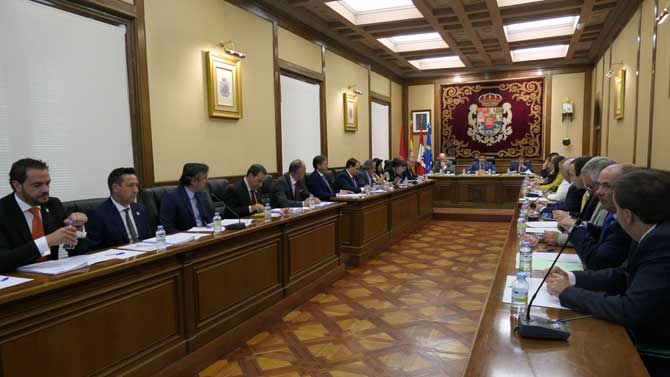 José Luis del Nogal (izquierda) en un pleno de la Diputación.