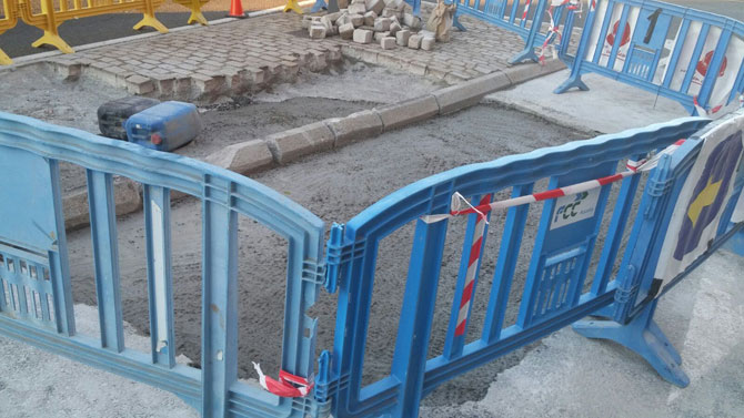 Imagen de archivo de una obra en una calle de Ávila.