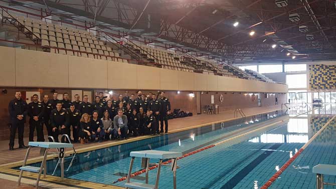 Alumnos de la Escuela de Polic&iacute;a participantes en un proyecto de investigaci&oacute;n m&eacute;dica.