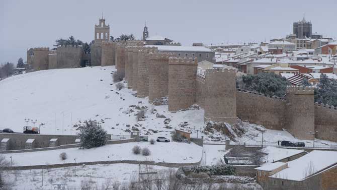 Muralla de &Aacute;vila nevada.
