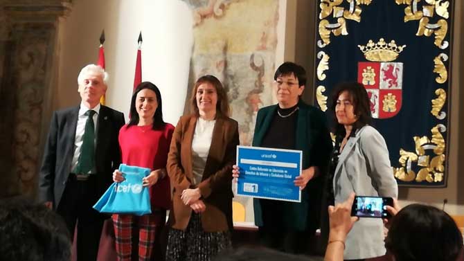 Entrega de la distinci&oacute;n de Unicef al CEIP Cervantes.