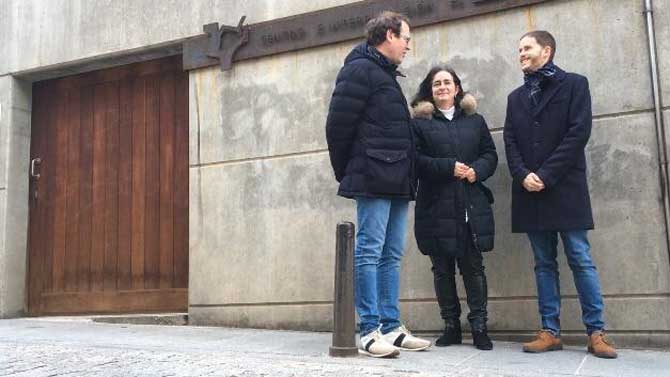 Concejales del PP ante el Centro del Misticismo cerrado.