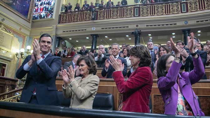 Margarita Robles (derecha) tras ser investido Pedro Sánchez como presidente del Gobierno.