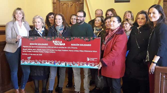 Entrega a las asociaciones del cheque del rosc&oacute;n solidario.