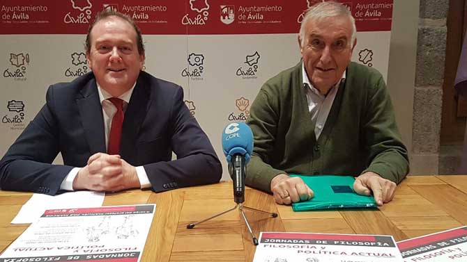 El concejal &Auml;ngel S&aacute;nchez y el profesor Manuel Paz presentan las Jornadas de Filosof&iacute;a.