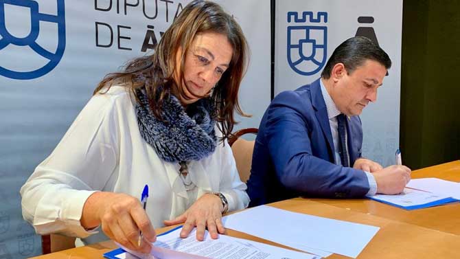 Firma del convenio entre el Colegio de Farmac&eacute;uticos y la Diputaci&oacute;n.